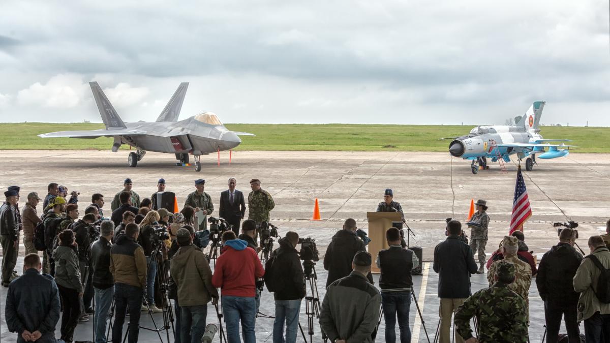 f-22-mig-21-lancer_08097000
