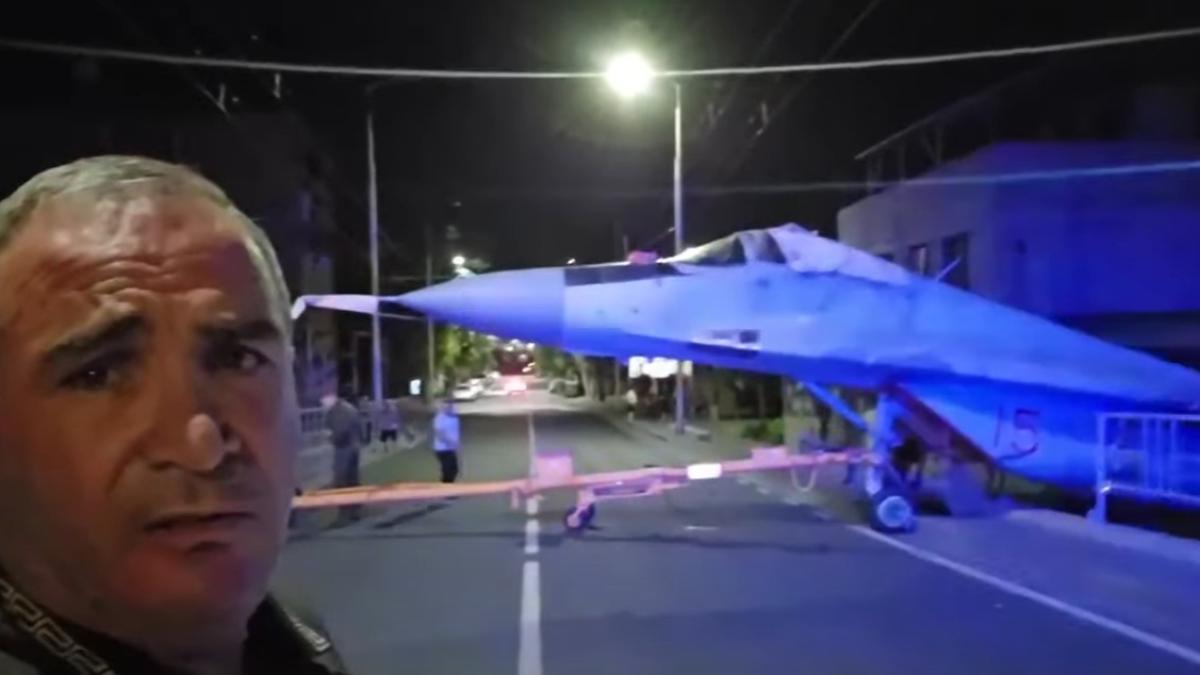 Un avion de luptă MiG-29 a intrat într-un stâlp, în timp ce era transportat prin Erevan 