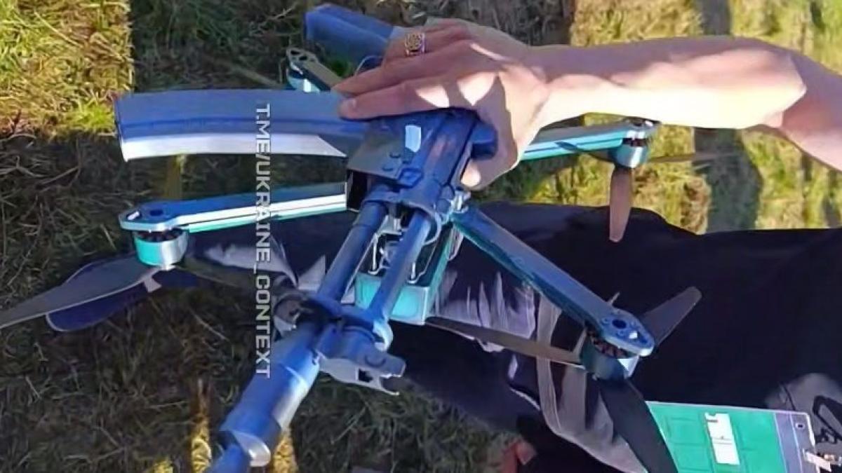 FPV-uri cu Kalașnikov. Rușii au preluat ideea și prezintă „Arbaleta”, drona AK-47