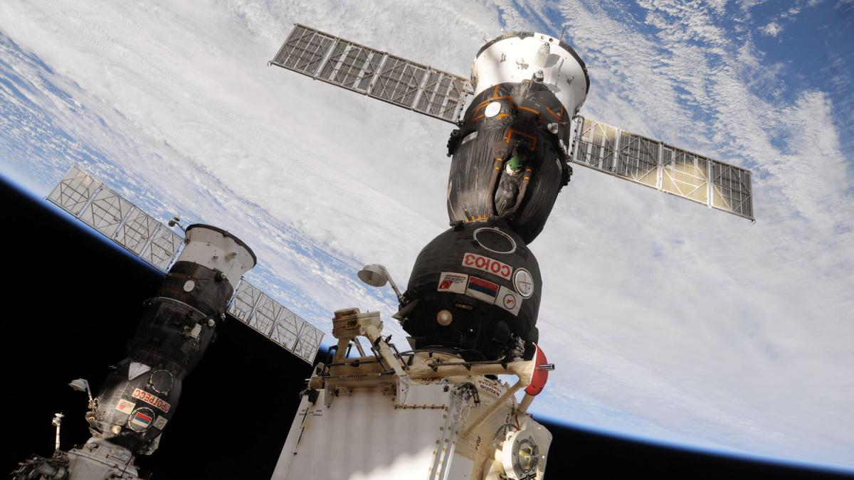soyuz_tma-19_docked_to_the_rassvet_mini-research_module_91445700