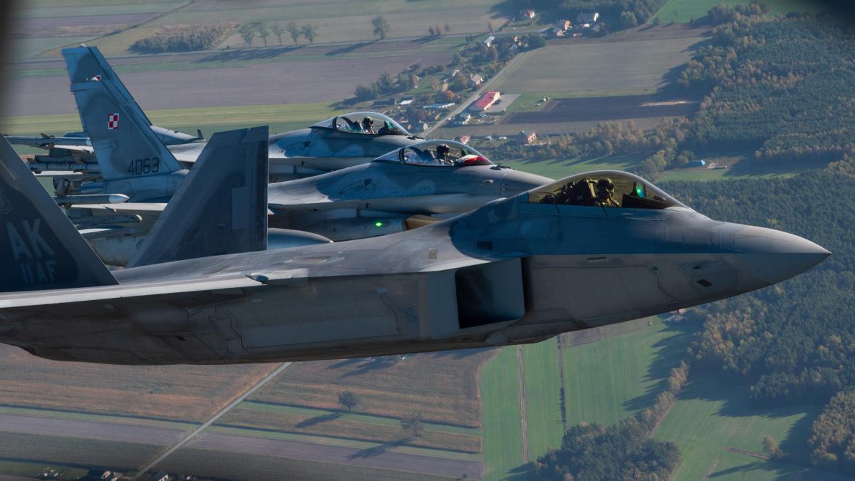 f-22_alaturi_de_f-16_ale_fortelor_aeriene_poloneze_52426000