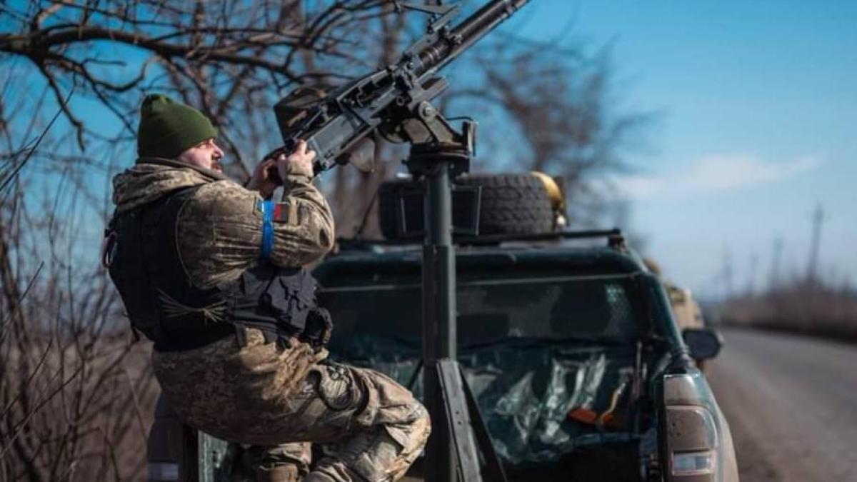 Măcelul din Pokrovsk: Rusia își schimbă tactica și aruncă rezervele de elită în luptă, dar Ucraina transformă ofensiva într-un „cimitir al blindatelor”