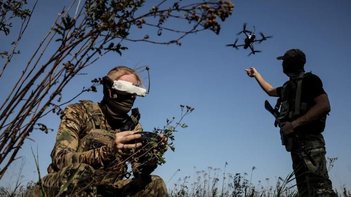 1-militar-ucrainean-manevrand-o-drona-fpv-armata-ucraineana_13988200