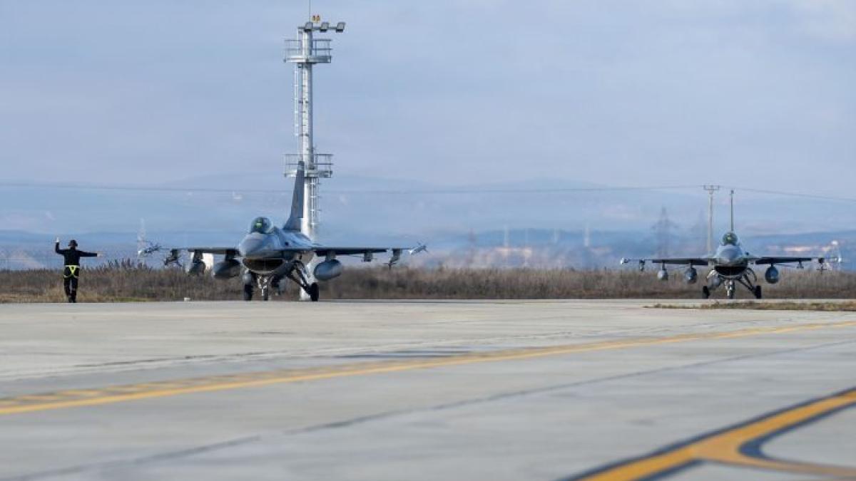 avioane-f-16-americane-la-campia-turzii-manevre-de-realimentare-la-sol_39468200