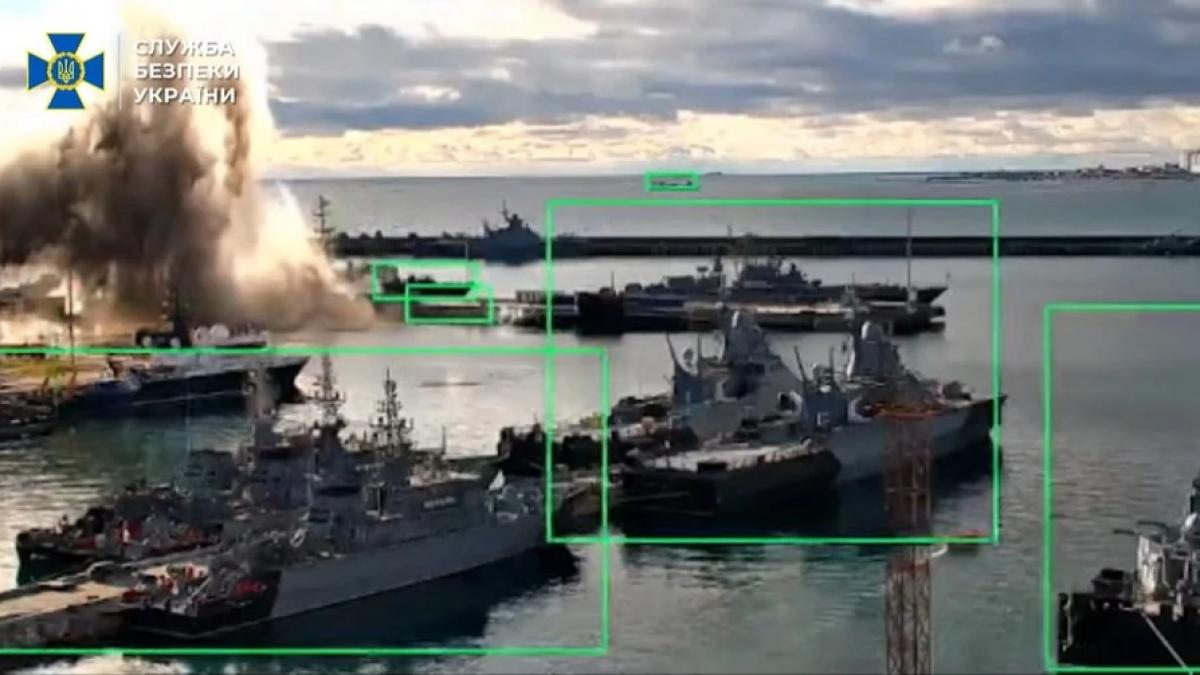 momentul-in-care-submarinul-rus-varshavyanka-e-lovit-de-o-drona-sea-baby-ucraineana-chiar-in-novorosiisk_63094500