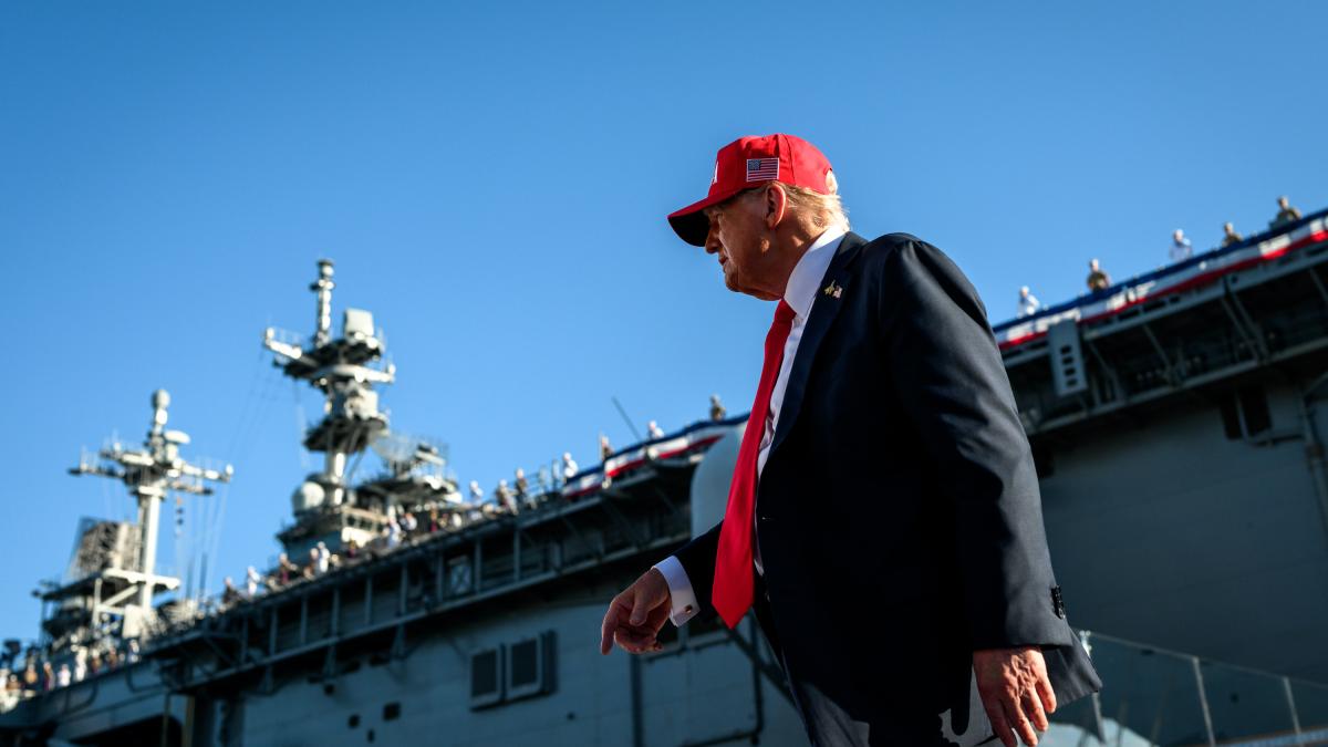 donald-trump--pe-portavionul-uss-harry-s--truman--din-norfolk--virginia_19132400