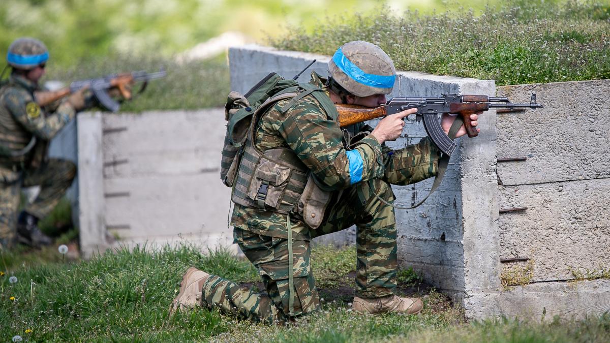 militari-romani-pusca-de-asalt-ak-47_88386300