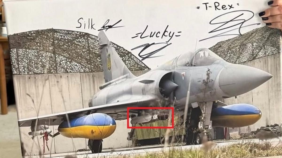 Avion Mirage 2000 ucrainean echipat cu o rachetă MICA. Sursa foto: VOLYN SOS MEDICAL
