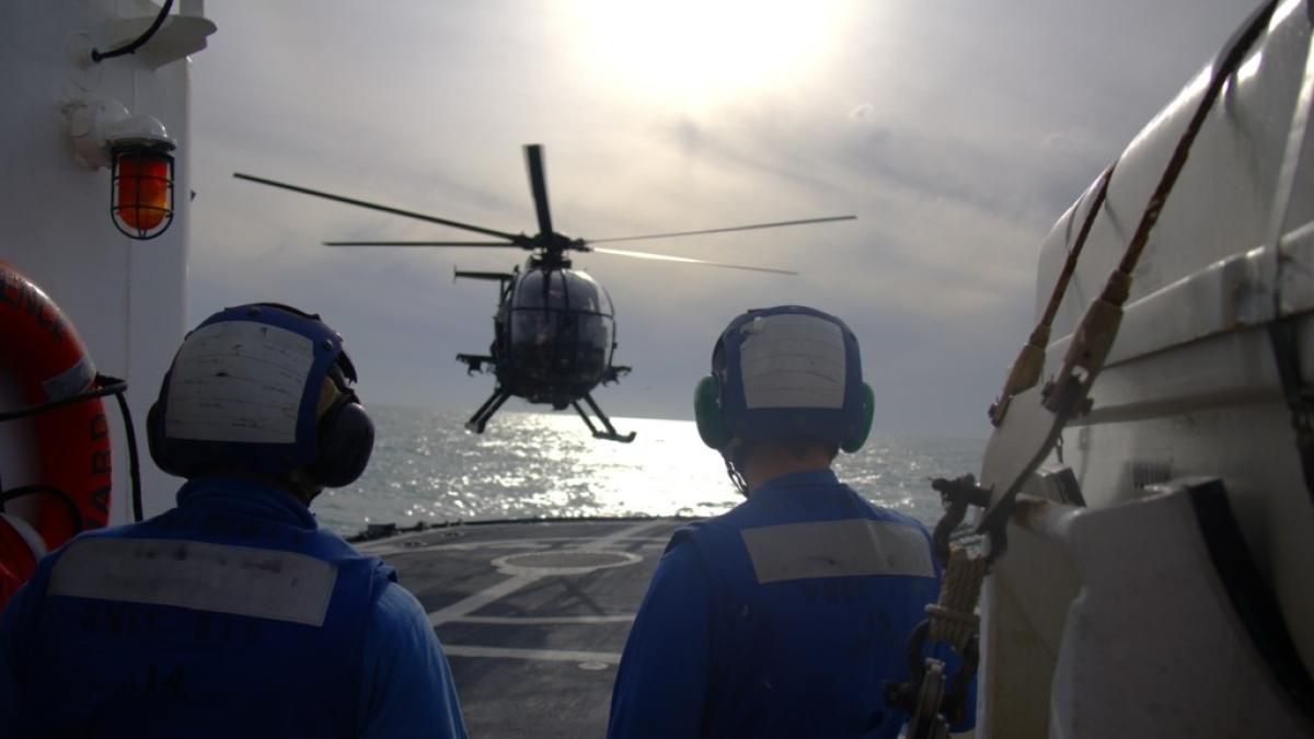 Regimentul 160 al Forţelor pentru Operații Speciale Aeriene (ŞOAR) al Armatei SUA s-a antrenat anterior pentru a opera elicopterul MH-6 Little Bird de pe navele Gărzii de Coastă a SUA.  Sursa foto: US Coast Guard.
