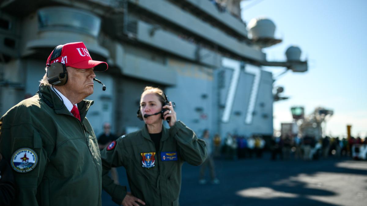 donald-trump--pe-portavionul-uss-harry-s--truman--din-norfolk--virginia1_08043900