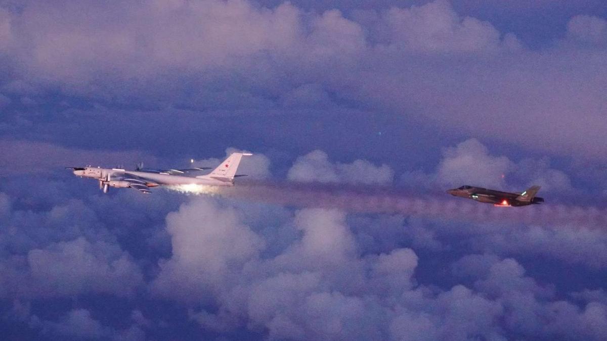 Un avion rusesc de patrulare maritimă Tu-142 Bear-F a fost interceptat de un avion norvegian F-35 în apropierea spațiului aerian NATO.