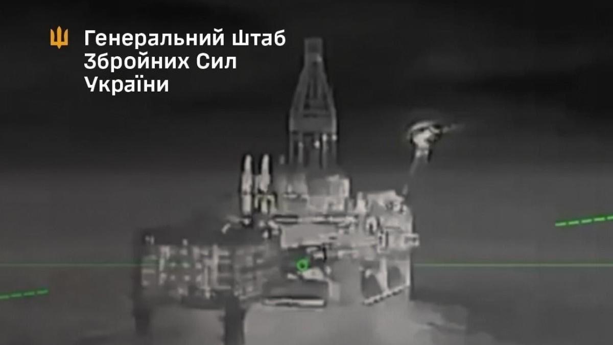 Momentul în care o dronă ucraineană a lovit platforma petrolieră rusa LSP-1 din Marea Caspică. Sursa foto: Forțele pentru Operații Speciale ale Ucrainei
