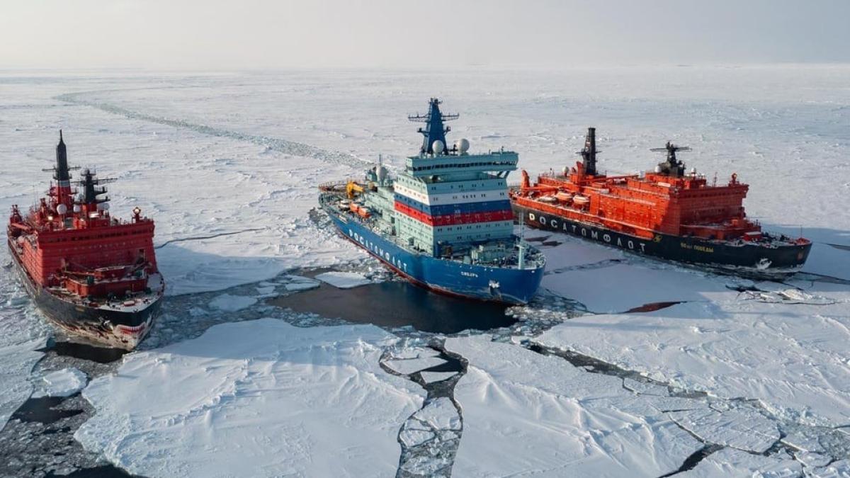 Spărgătoarele de gheață rusești cu propulsie nucleară „Yamal” (stânga), „Sibir” (mijloc) și „50 Years of Victory” (dreapta) se adună la marginea gheții. Sursa foto: Dmitry Lobusov/Reddit.