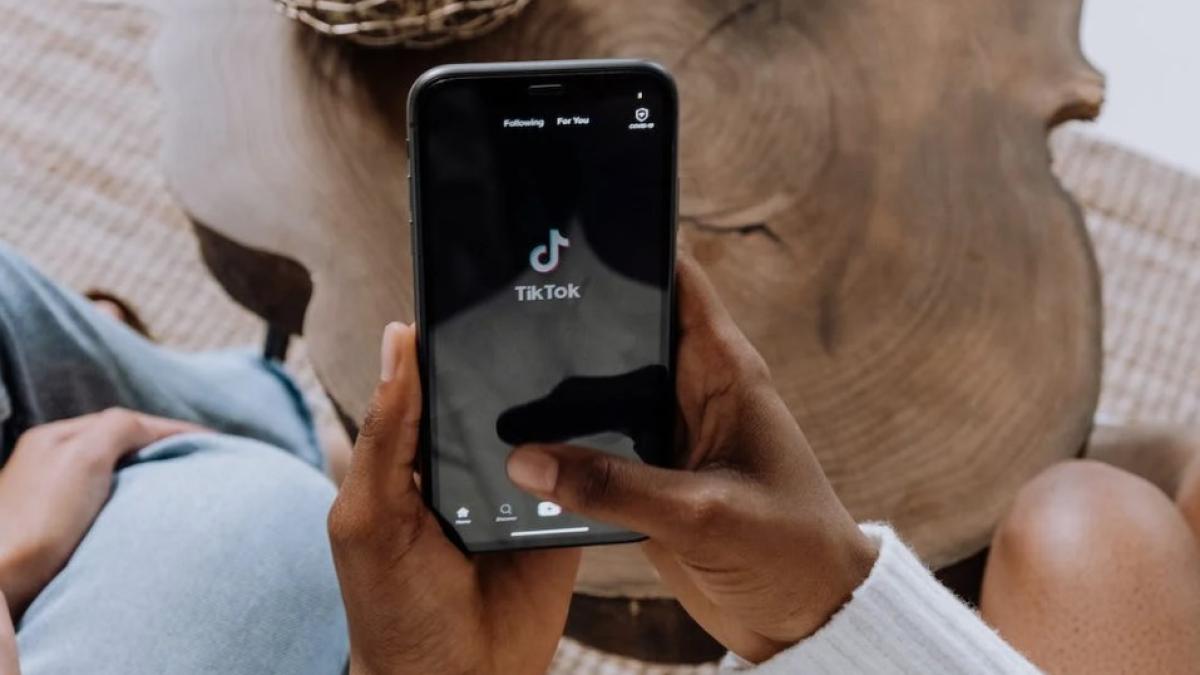 Comisia Europeană solicită TikTok să modifice algoritmii care creează dependență pentru utilizatori. Chinezii riscă o amendă de 6% din cifra de afaceri