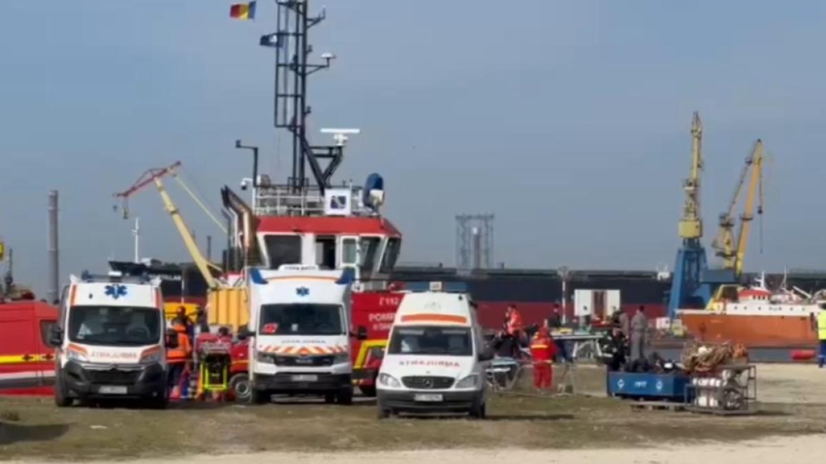 Scufundarea în Portul Midia a remorcherului Astana deținut de Rompetrol: 14 scafandri caută celelalte patru persoane după confirmarea primului deces