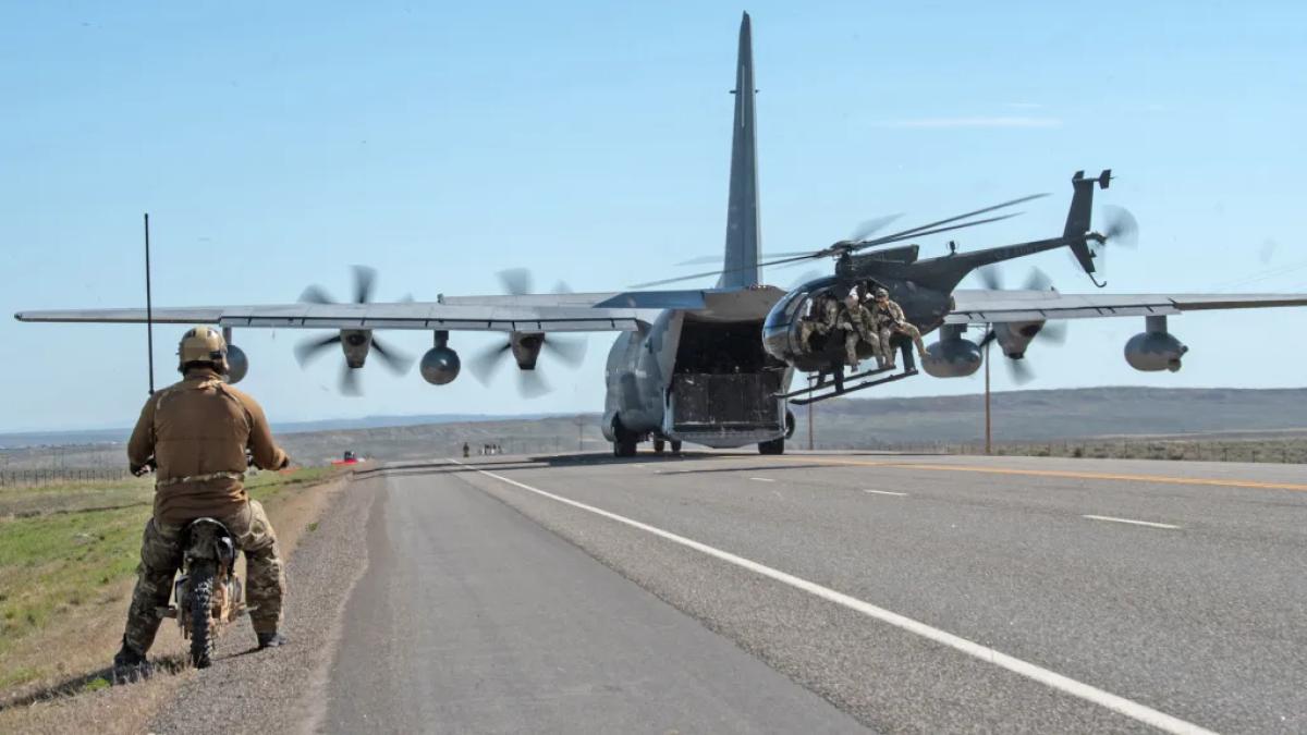 forte-speciale-americane-simulare-misiune-desant-cu-avioane-C-130-commando