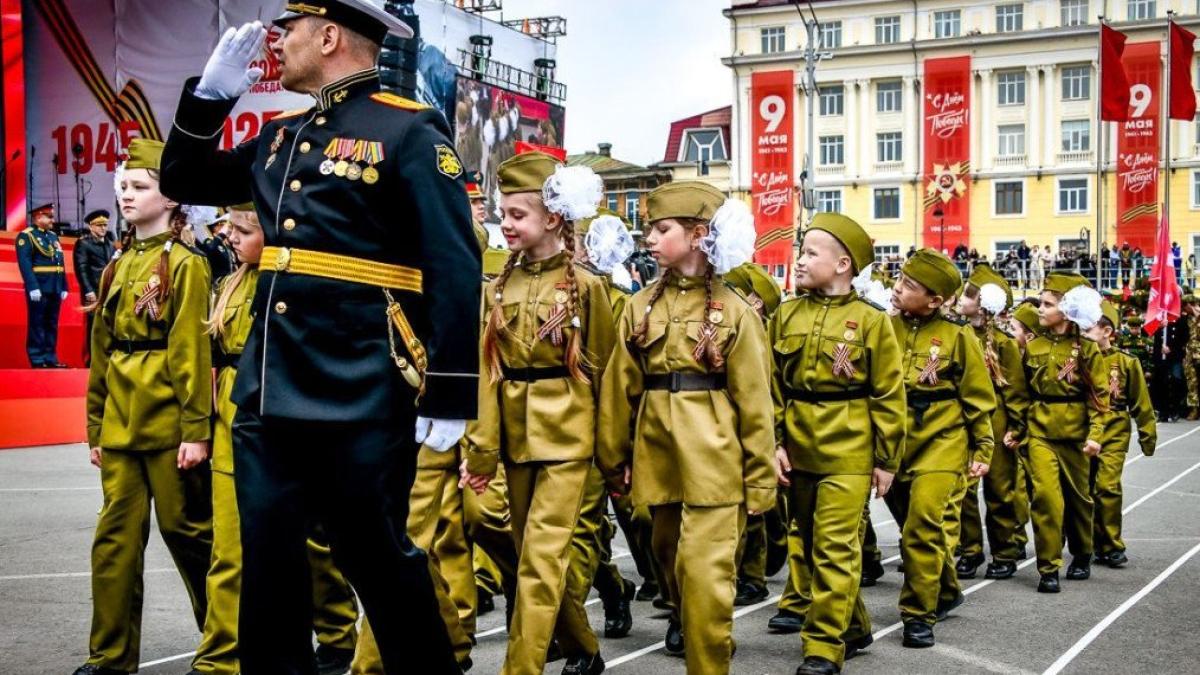 tineri-rusi-participand-la-o-parada-militara