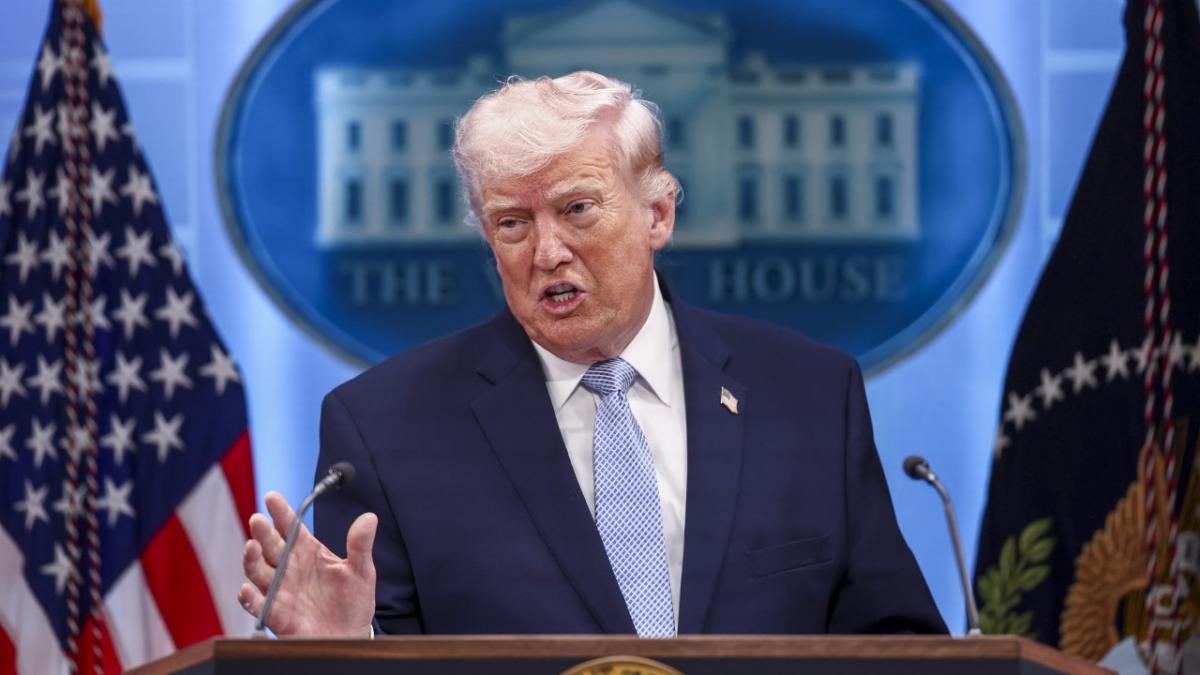 Trump spune că "întregul" Iran ar putea fi "distrus" marţi