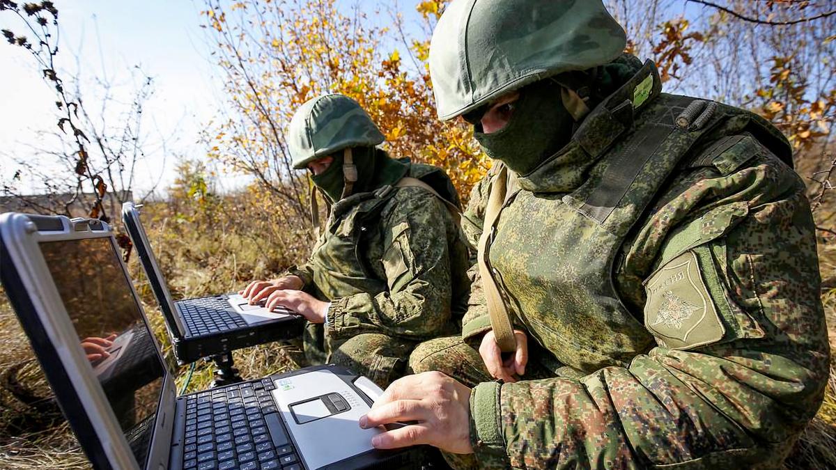 militari-rusi-accesand-un-sistem-informatic