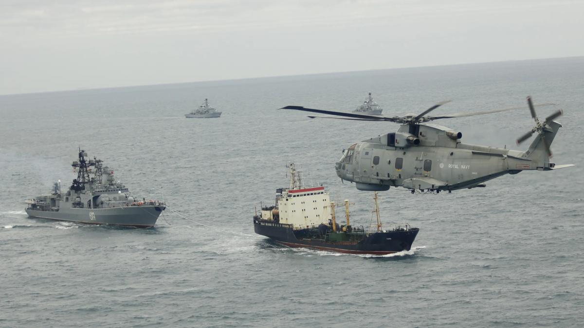 Fregata rusă Amiral Grigorovici escortează „Flota Fantomă”, în timp ce nave de luptă britanice monitorizează non-stop mișcările Rusiei, fiind gata să intervină