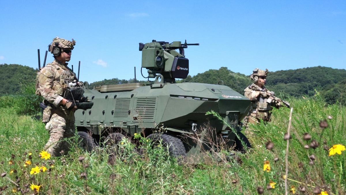 Drone terestre pentru câmpul de luptă: Sud-coreenii de la Hanwha își prezintă în România noile sisteme UGV