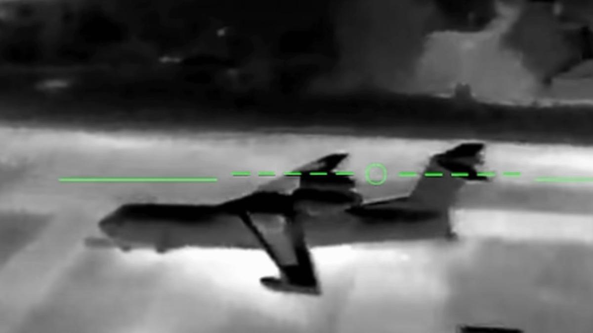 Ofensivă aeriană masivă a Ucrainei: Incendiu de proporții la rafinăria Riazan și aeronave militare distruse la baza Yeysk (VIDEO)