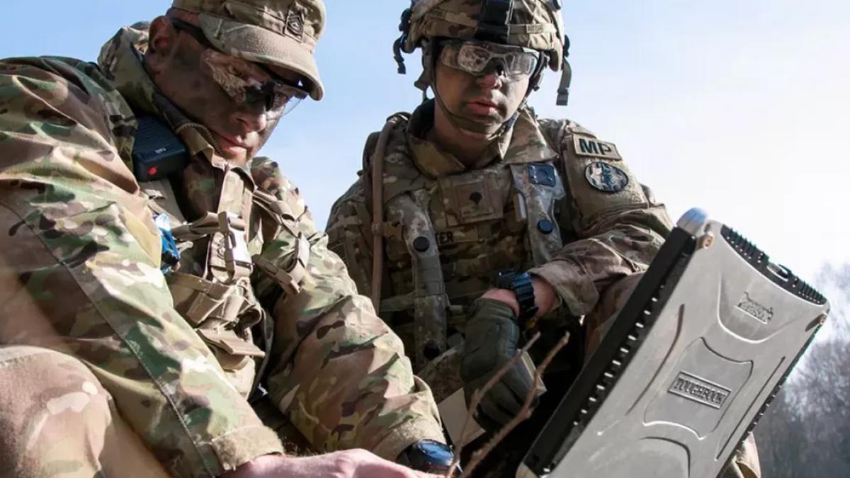 militari-americani-accesand-un-sistem-informatic