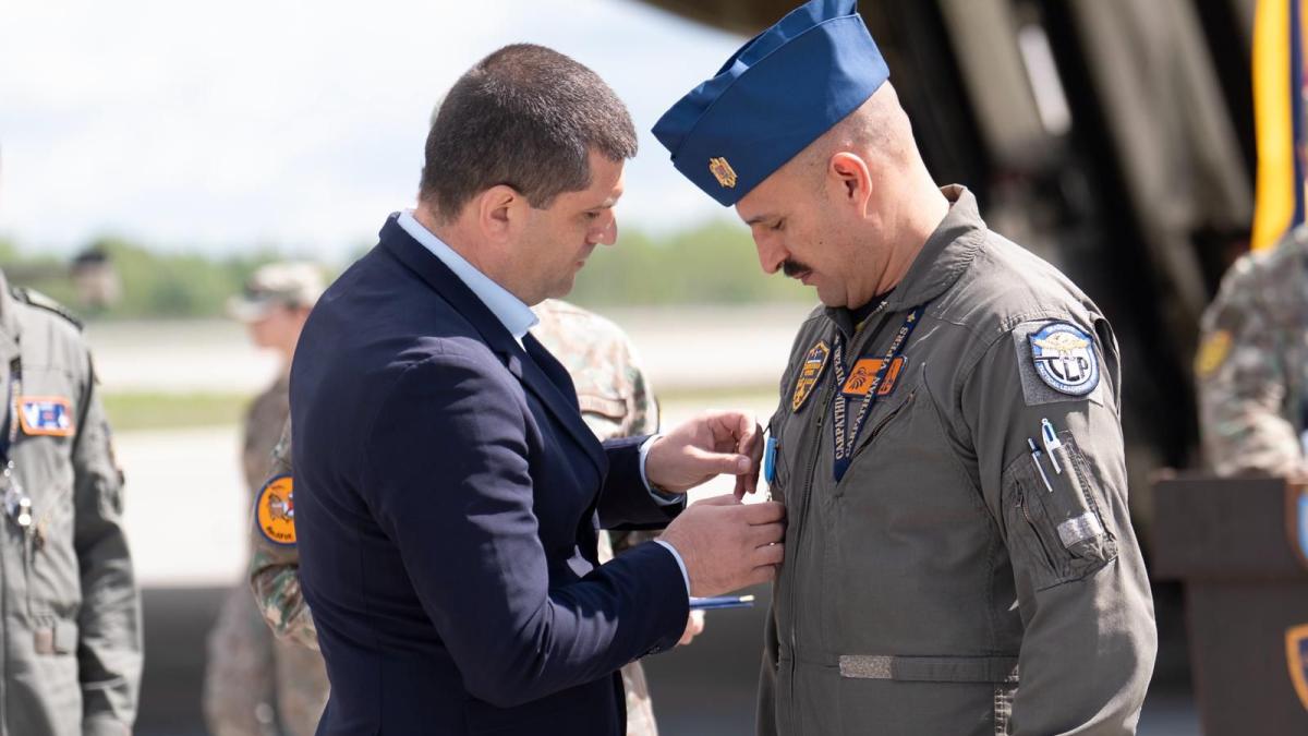 Ministrul Radu Miruță l-a decorat pe pilotul român de F-16 care a doborât o dronă în Estonia (Foto)
