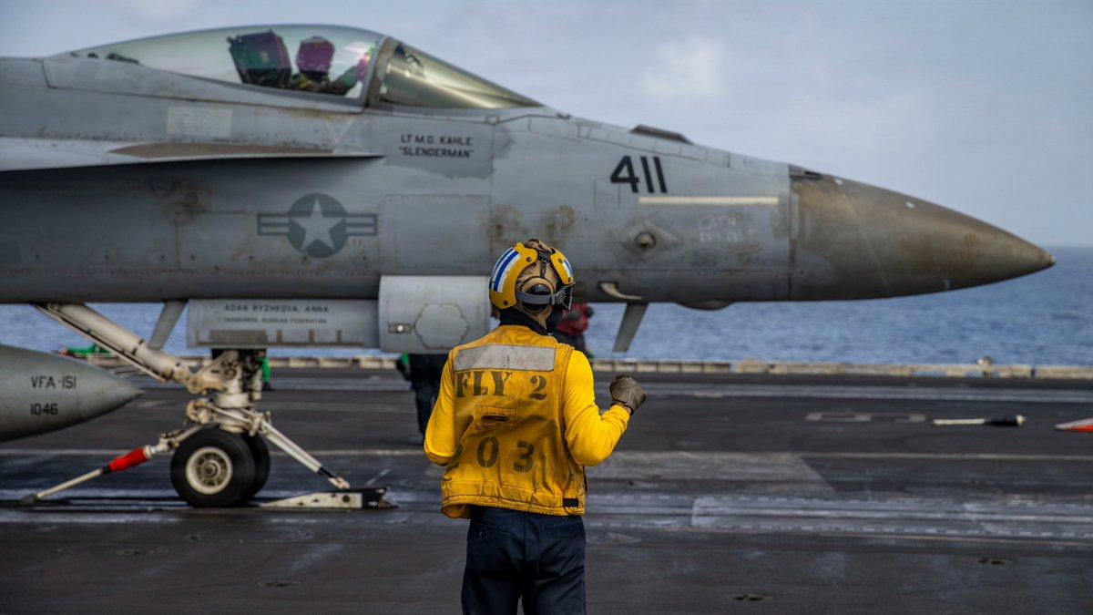 F-18 decolează de pe portavionul Abraham Lincoln