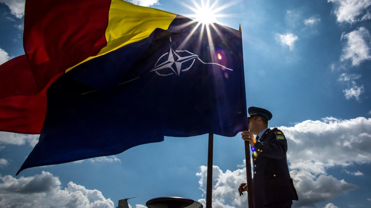 nato_romania_flags_49320100