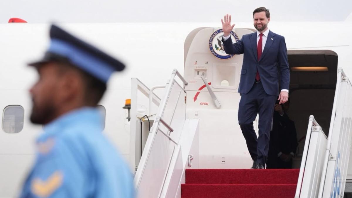 JD Vance a ajuns în Elveția pentru a începe negocierile cu Iranul, într-un moment în care Washingtonul și Teheranul se contrazic pe situația din Strâmtoarea Ormuz