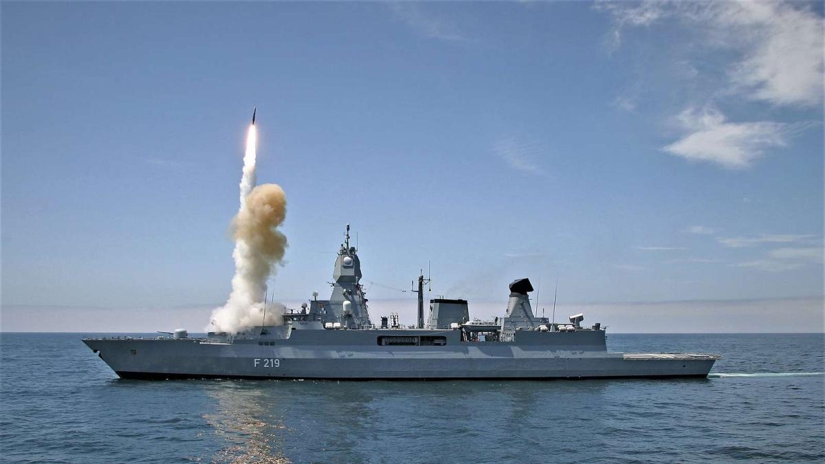 1sachsen-klasse-verschiesst-flugabwehrrakete_95046800