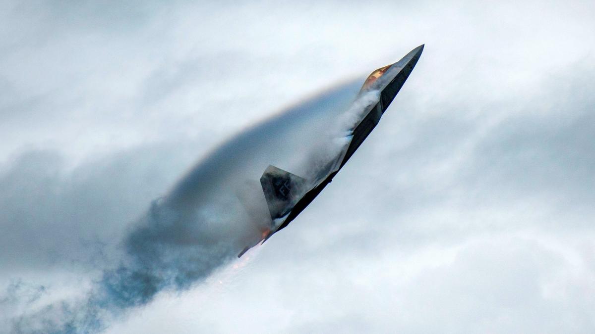 Și totuși, cum ar arăta o luptă între un F-35 vs. F-22? Scenariul în care F-22 ar câștiga fără drept de apel