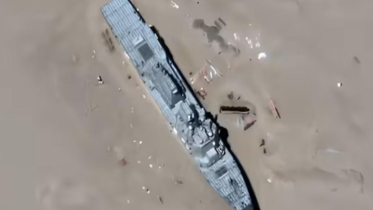 De ce a construit China în deșert o replică la scară reală a unui distrugător american Arleigh Burke, la 2.700 km de cel mai apropiat ocean