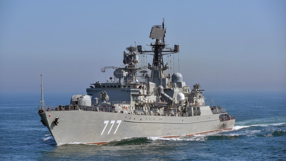 ROYAL_NAVY_FRIGATE_ESCORTS_RUSSIAN_SHIP_THROUGH_ENGLISH_CHANNEL_MOD_45164075