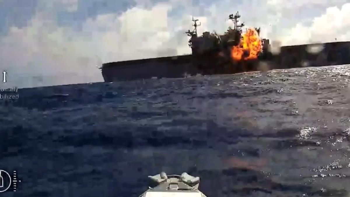 exercitiu-militar-nava-USS Peleliu (LHA 5)-lovita-de-drona