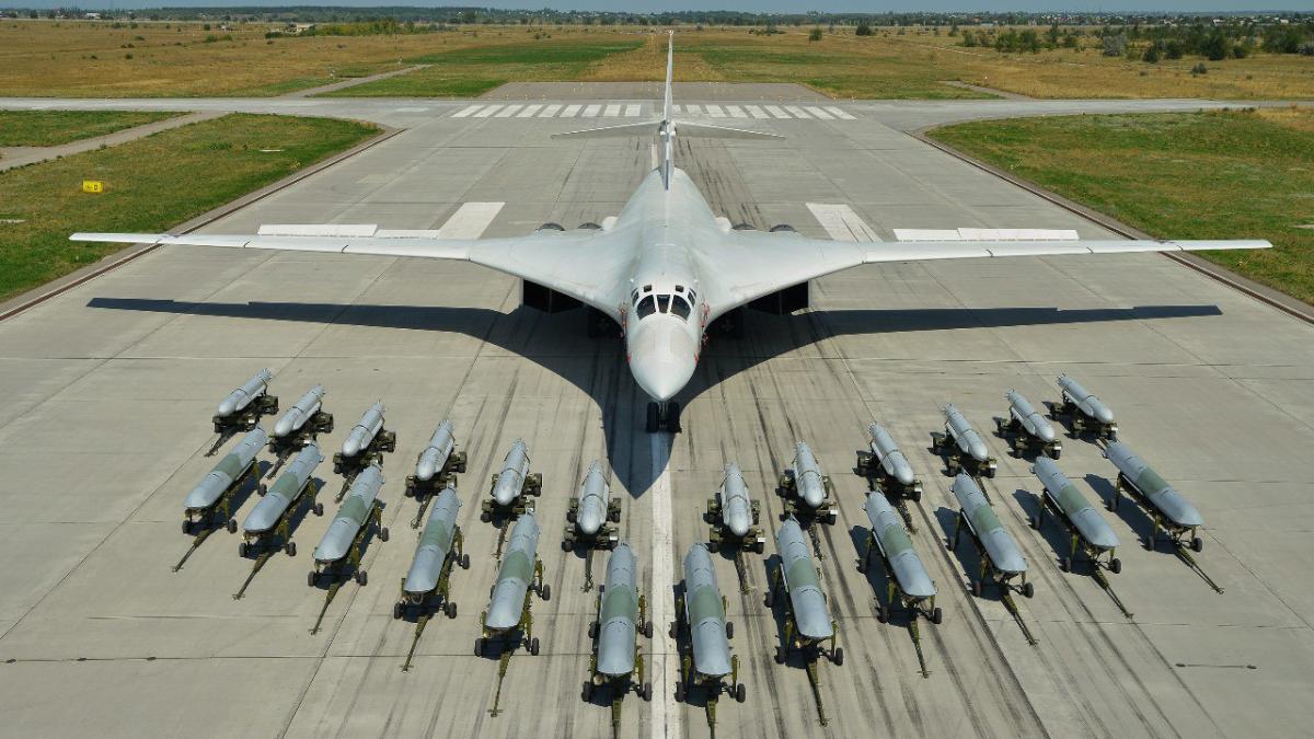 bombardier-tu-160-cu-rachete-de-croaziera-kh-101-si-kh-555--fotografie-a-ministerului-apararii-al-federatiei-ruse_47087700