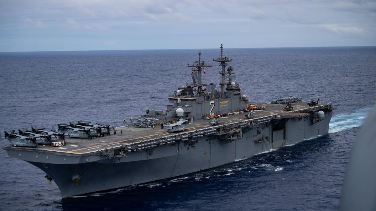 Cum au reușit americanii să producă 12 drone FPV Squall direct pe mare la bordul navei de asalt USS Essex, aflată în misiune