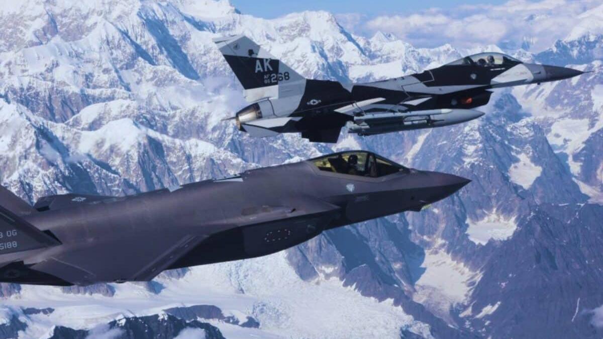 zbor-F-16-alaturi-de-F-35