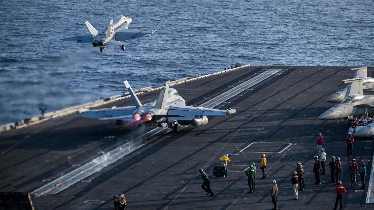Avioane F:A-18 Super Hornet și EA-18G Growler la bordul portavionului USS Abraham Lincoln