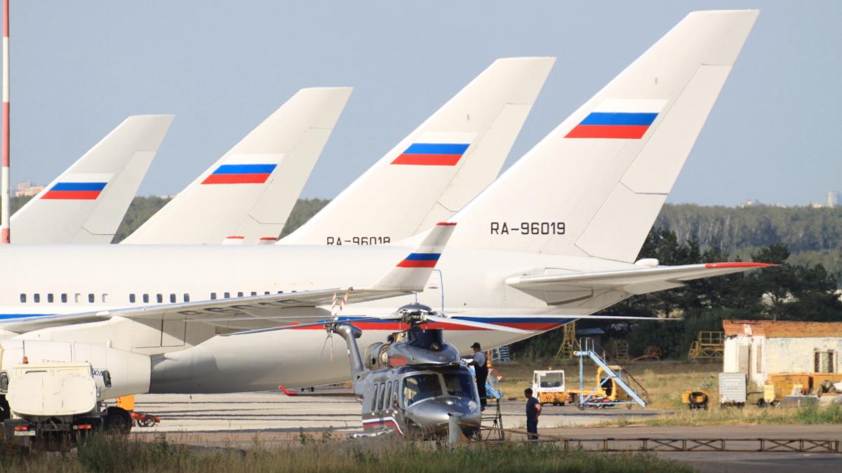 Rossiya_Ilyushin_IL.96_Tail_Line_Up_(7985064797)
