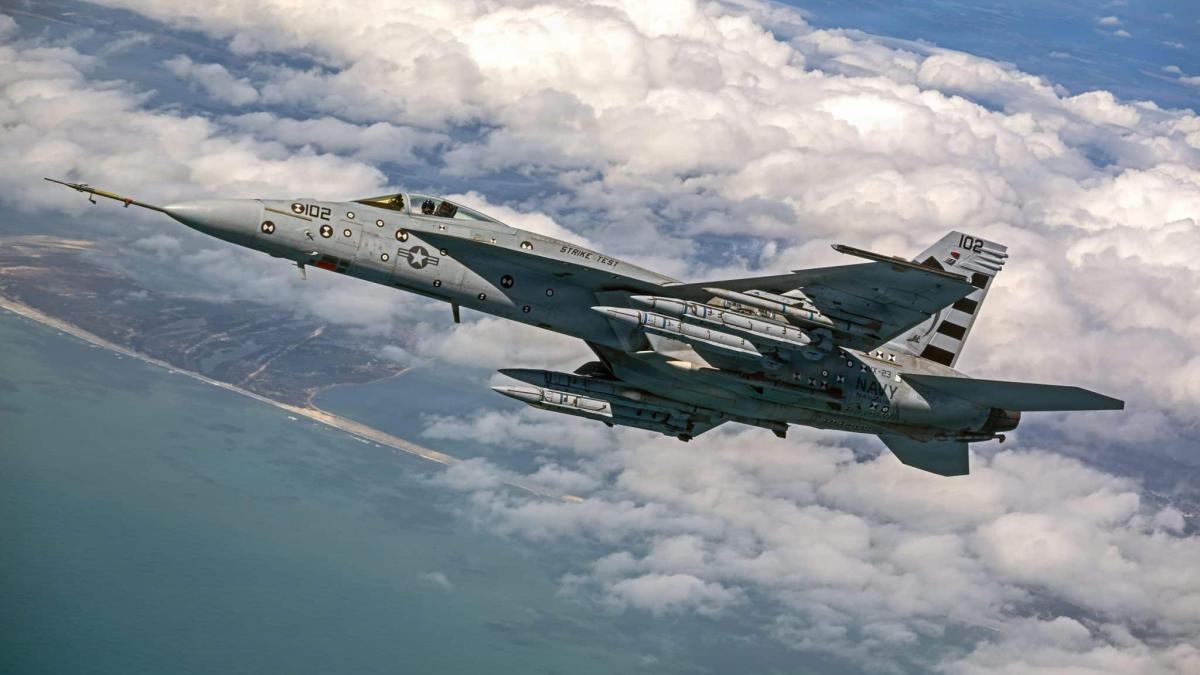 avion-F-18-echipat-cu-racheta-americana- AIM-424 Malice.01