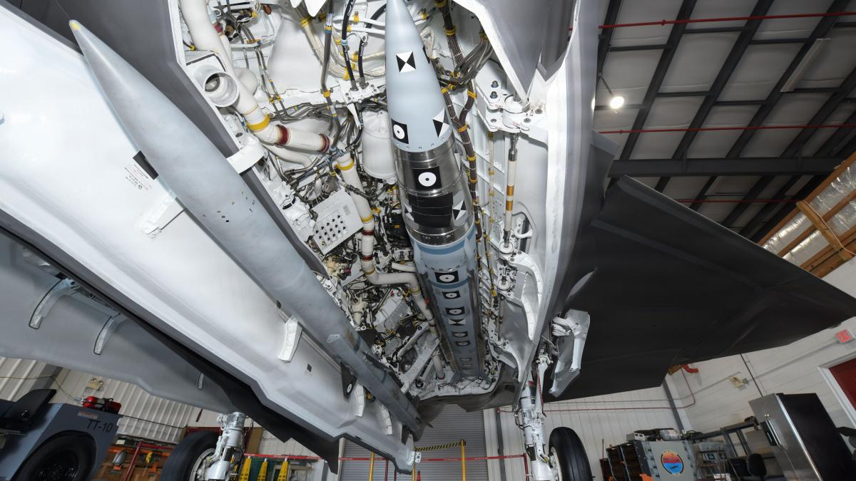 AIM-424_Long_Range_Air-to-Air_Missiles_(LRAAM)_on_F-35C