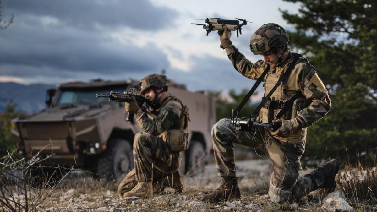 militari_ai_armatei_franceze_operand_drone