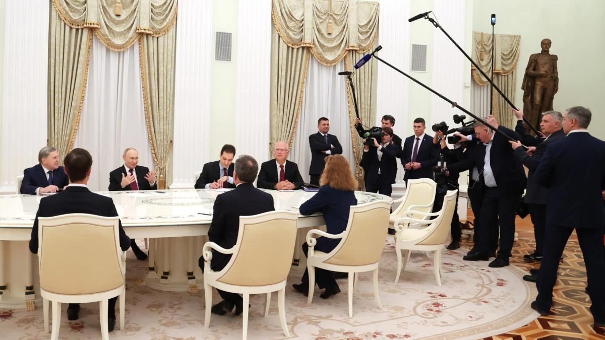 vladimir-putin-la-masa-negoierilor-cu-delegatia-sua-prezenta-la-moscova-decembrie-2025_55024600
