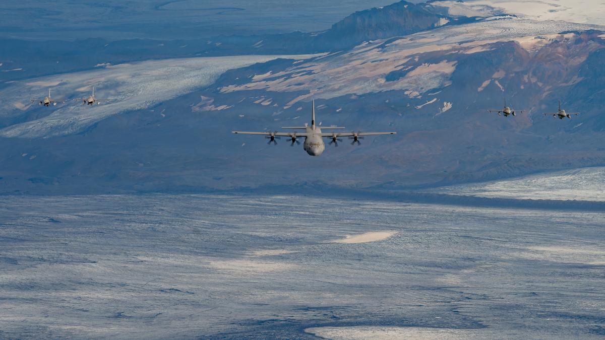Patru F-16 belgiene zboara cu un avion american C-130J Super Hercules la NV26.