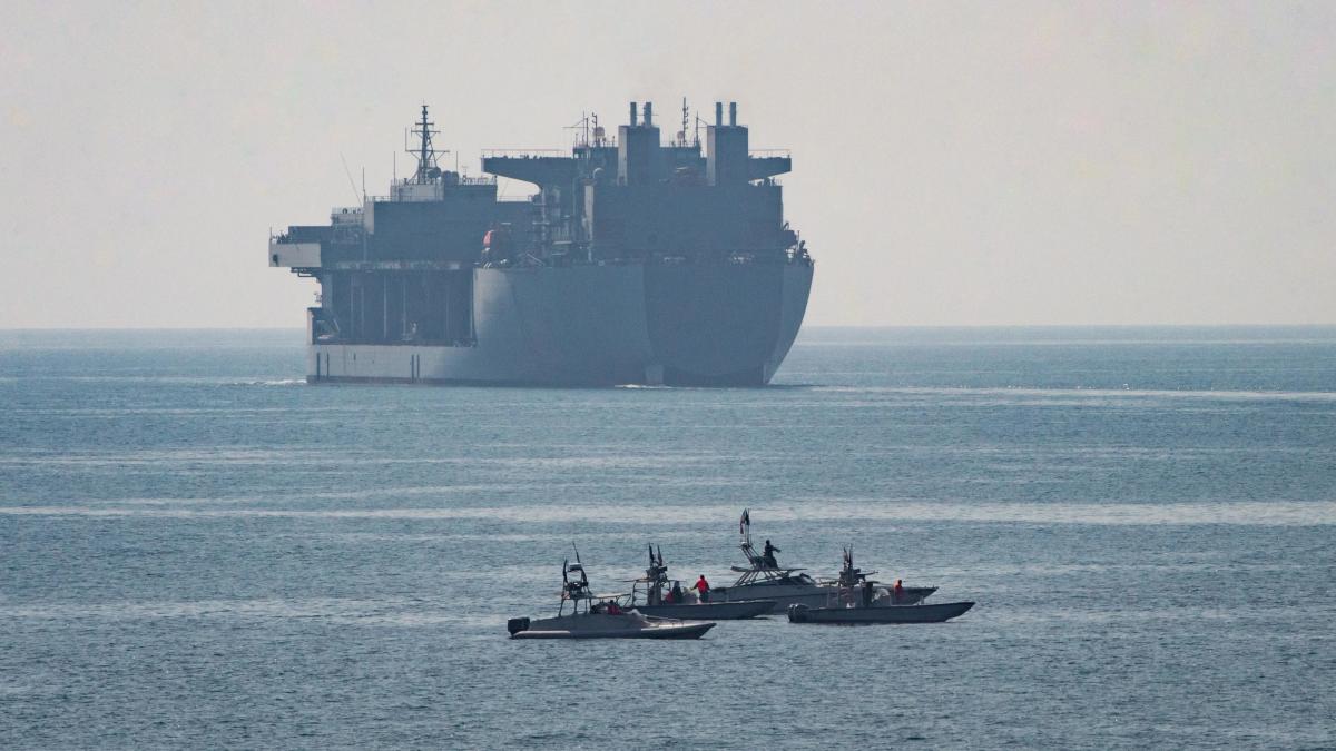 nave-de-patrulare-iraniene-patruland-in-stramtoarea-Hormuz-poza-de-arhiva