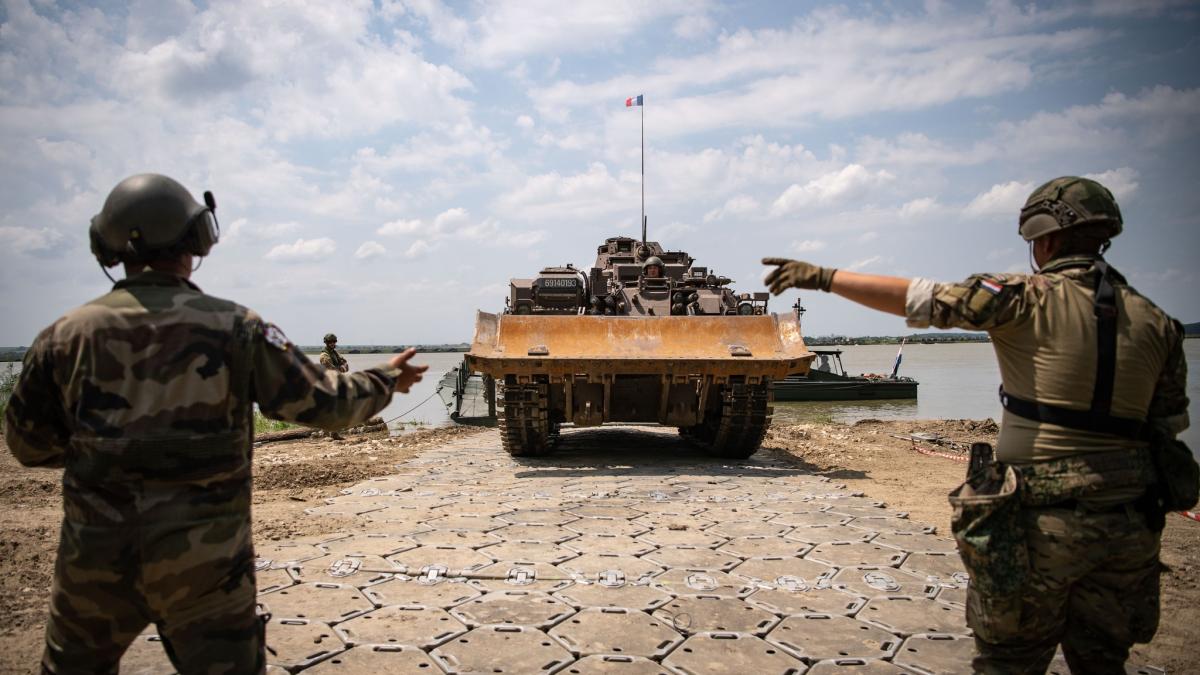 „Soldații și armele sunt gata”: Răspunsul tranșant al NATO la atacurile hibride și sabotajele rusești din Europa