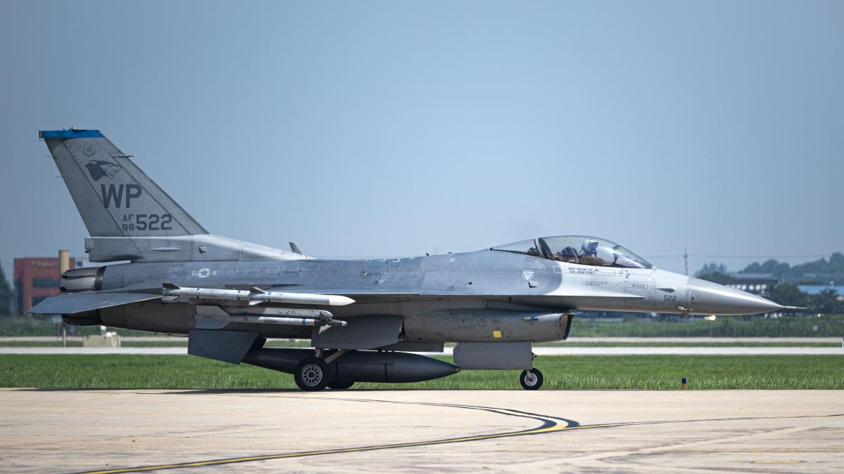 f-16_44402300