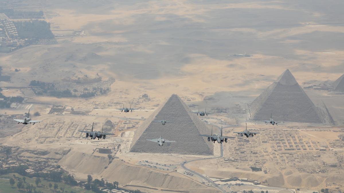 Prima țară din Orient care oferă sprijin, inclusiv militar Arabiei Saudite atacată de houthi. Egiptul oferă asistență, dar nu e o decizie ușoară